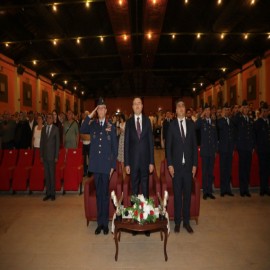 Kütahya'da dereceye giren yedek subaylara belgelerini Vali Işın verdi