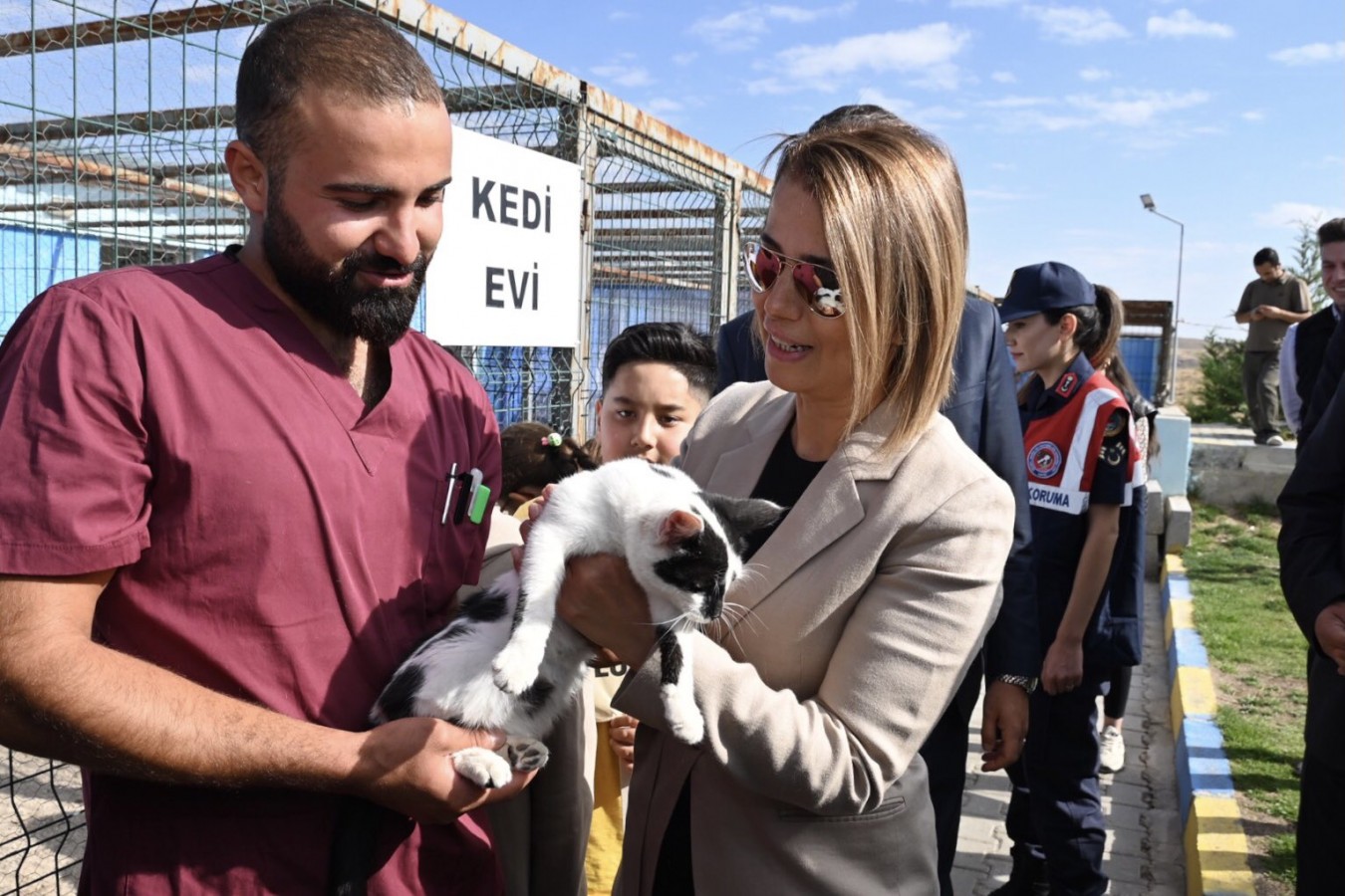 Barınak sakinlerini besledi;