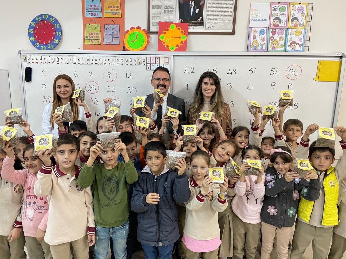 Hayvanları beslemeleri için çocuklara mama dağıttı;
