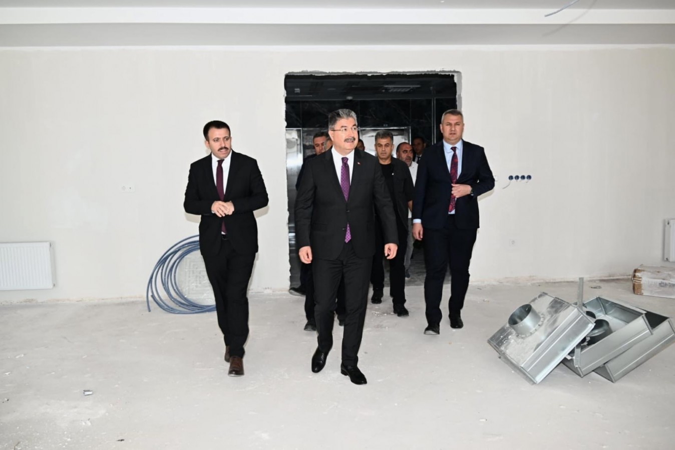 Vali Yılmaz, depremde hasar gören hükümet konağı için müjdeyi verdi;