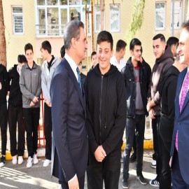 Vali Baruş'tan öğrencilere nasihat: Gelecekte rekabet çok fazla olacak, tek seçenek başarılı olmak