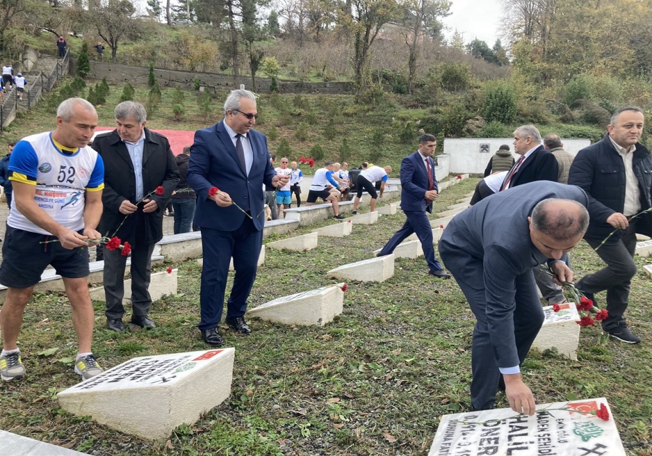 Madenciler Günü’nde maden şehitlerine karanfil;
