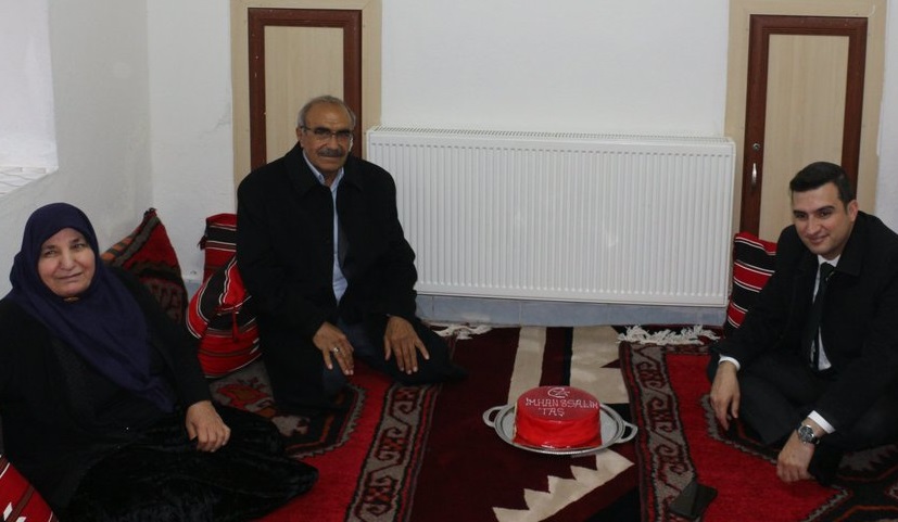 Şehit anne babasına doğum günü sürprizi;