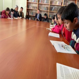5/C sınıfındaki arkadaşlarıyla kitap okudu