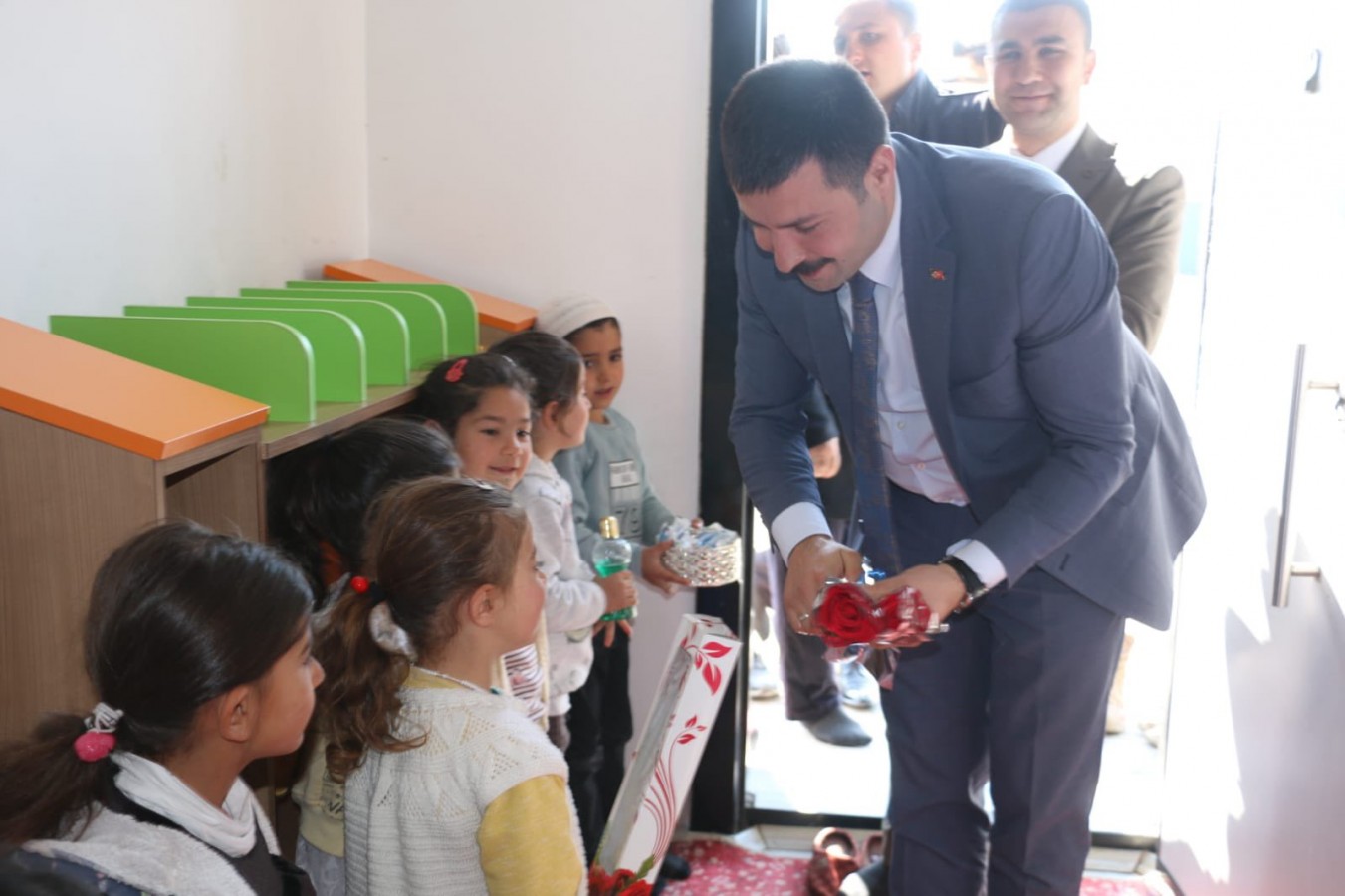 Minik Kur’an öğrencilerini hediyelerle sevindirdi;