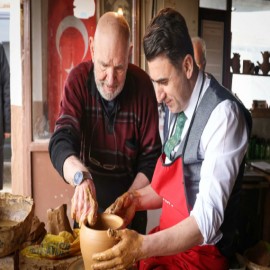 Yaşayan insan hazinesi ile çömlek yaptı