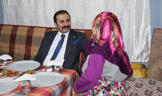 Kaymakam Taşkın, Melek teyzenin gönül sofrasına misafir oldu;