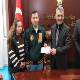 Yozgat'ta evlilik kredisi almaya hak kazanan çiftlere hediye