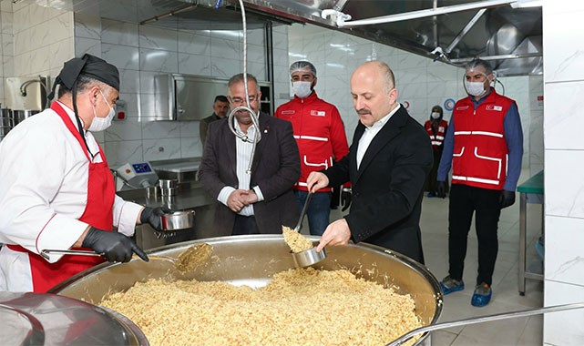 ''Kızılay geniş çaplı yemek dağıtımıyla önemli bir görev üstleniyor''