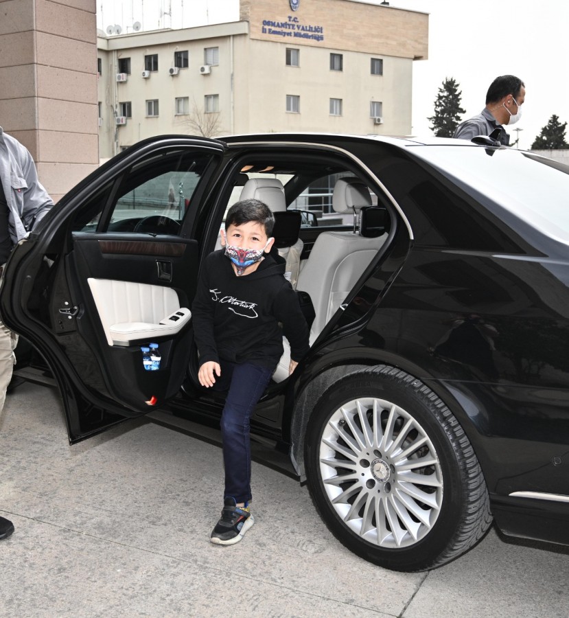 Vali çocuğu kırmadı, makam arabasıyla gezdirdi!