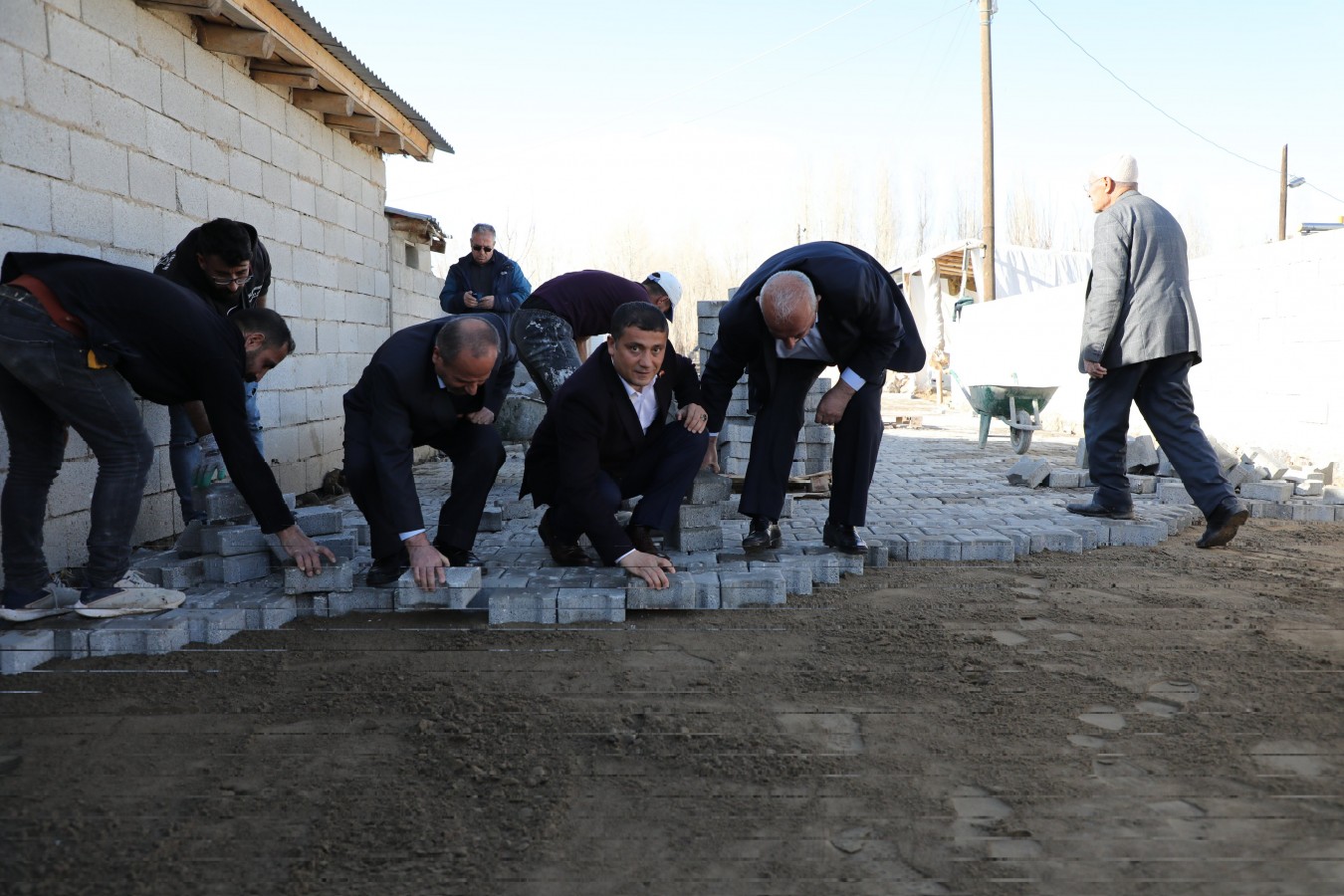 Şemsi teyzenin evinin önüne ilk parke taşını bıraktı;
