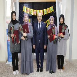 Hafız olan öğrencilere icazetnamelerini verdi