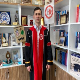 Yüksek lisansını başarıyla tamamladı