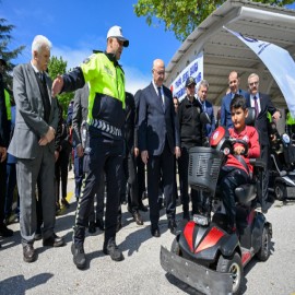 Vali Köşger Trafik Haftasında minik öğrencilere eşlik etti