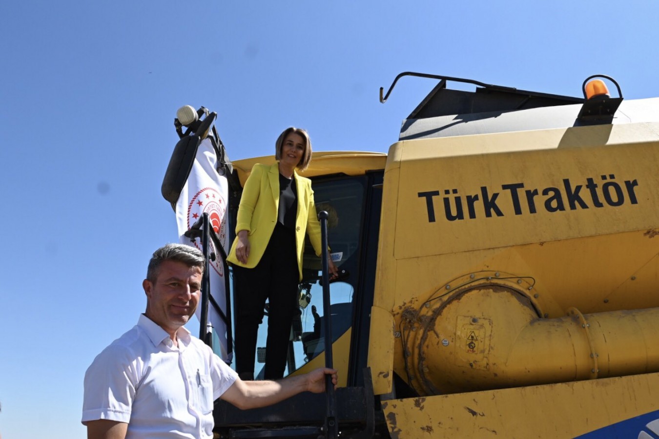 Vali Becel, biçerdöverle arpa hasadı yaptı;