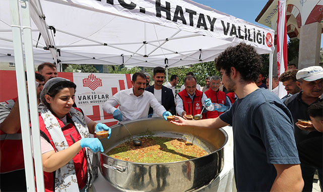 Vali Masatlı, vatandaşlara aşure dağıttı: Bizi ayakta tutan en büyük güç, birlik ve beraberliğimiz;