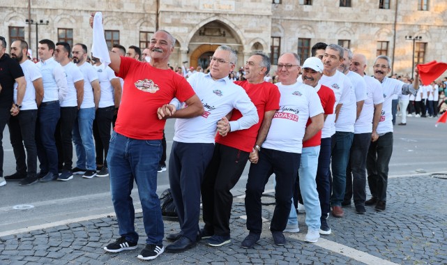 Gardaşlık Festivali'nde 1058 kişi aynı anda halay çekti