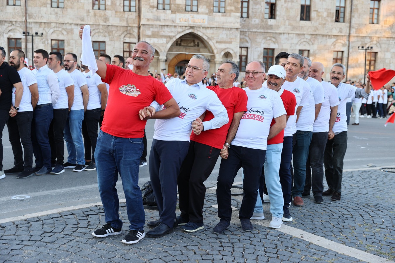 Gardaşlık Festivali'nde 1058 kişi aynı anda halay çekti