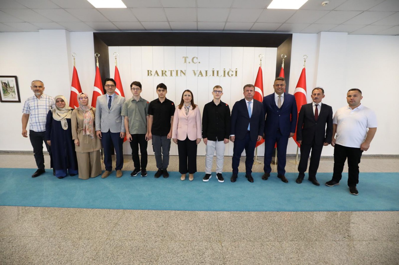 Vali, Bartın'a gurur yaşatan öğrencileri tebrik etti;