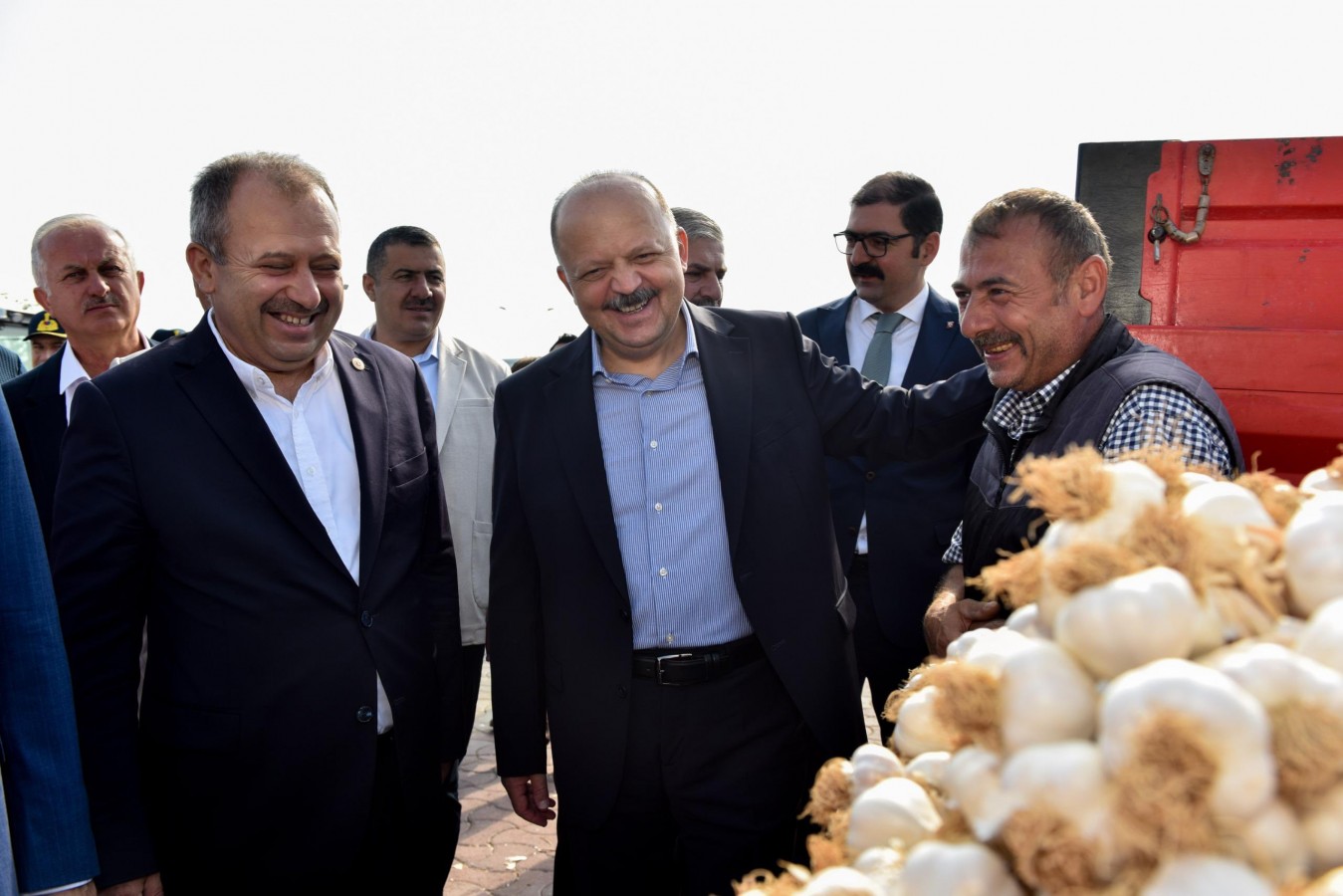 Sarımsak pazarlığı, yüzleri güldürdü;