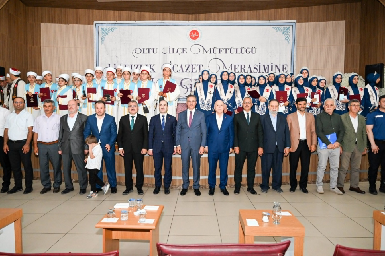 Vali Baruş 54 genç hafızı tebrik etti