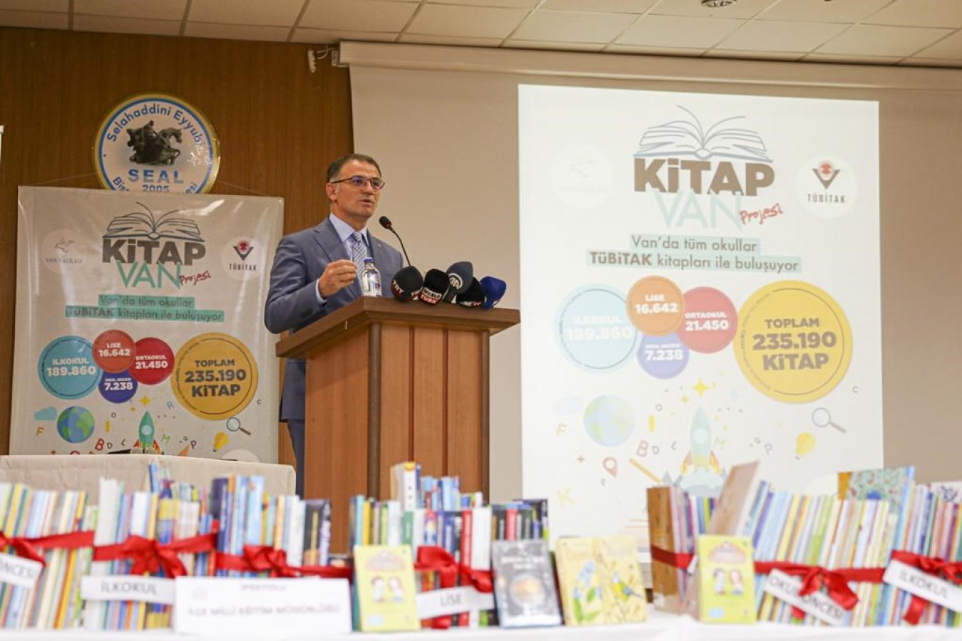 235 bin TÜBİTAK kitabı öğrenci ile buluştu;