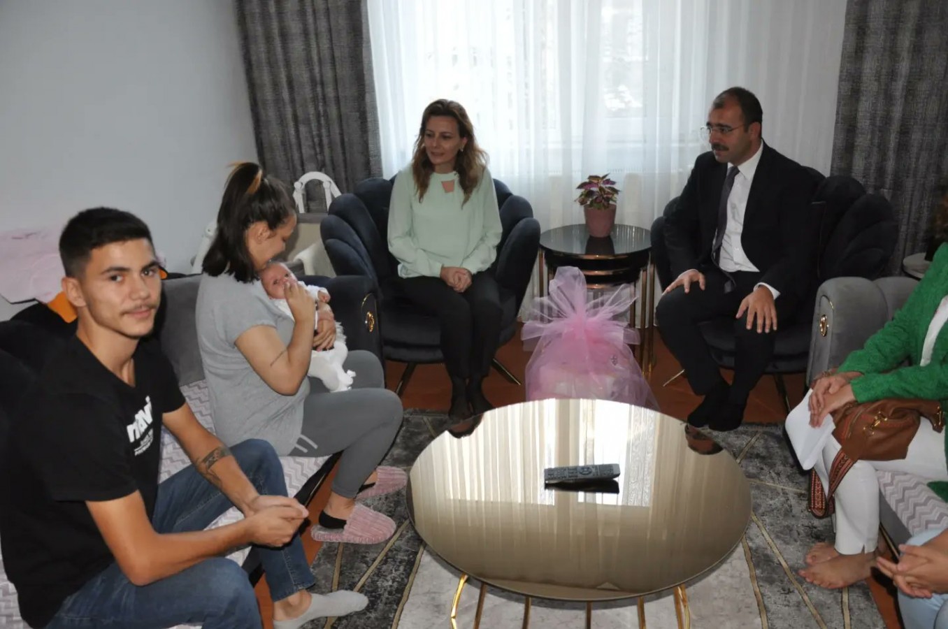 Bebek sevincine ortak oldu;