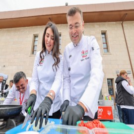 Vali Akmeşe ve eşi, menemen yarışında hünerlerini sergiledi