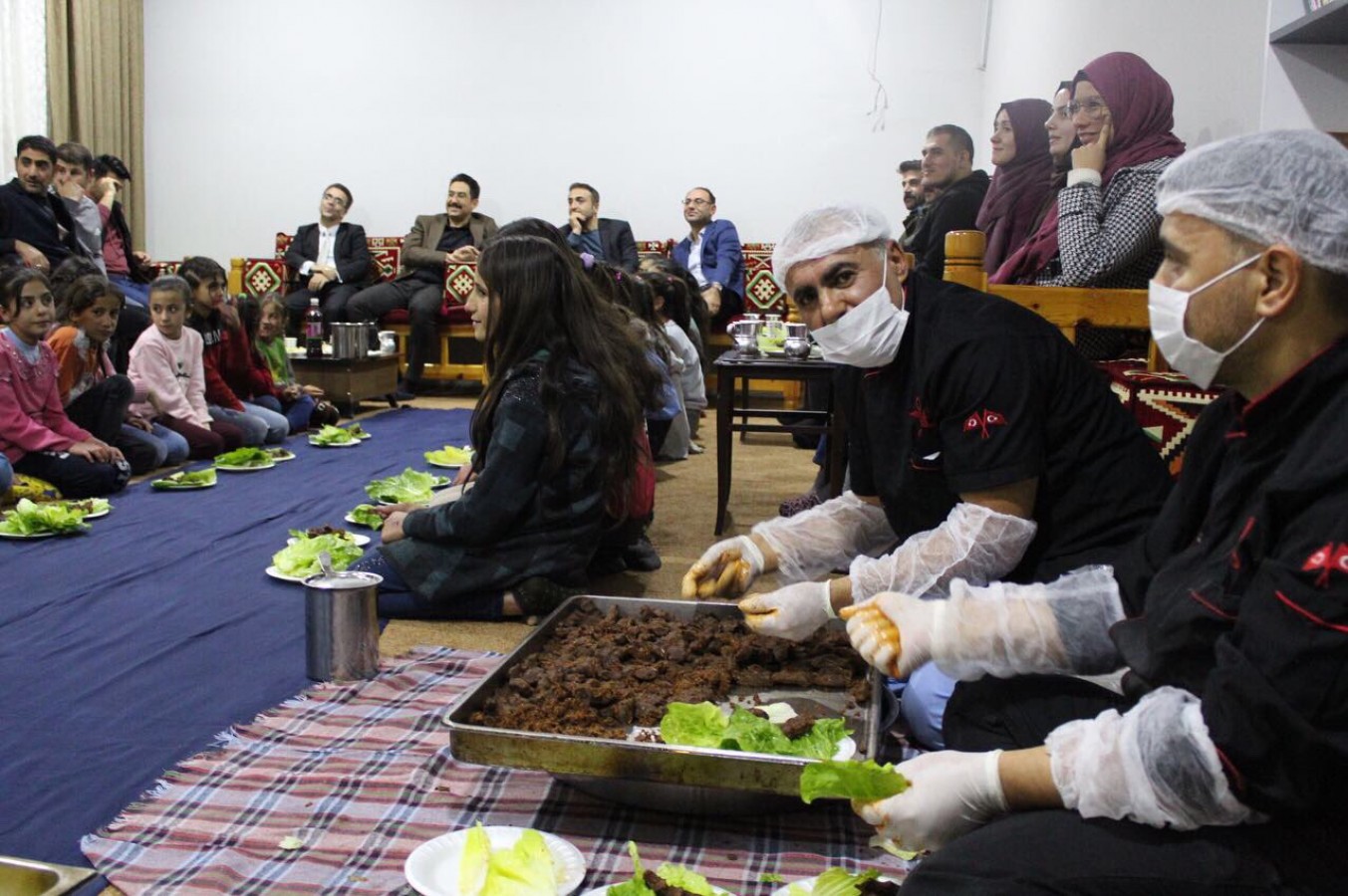 Ortaokul pansiyonunda öğrenciler için çiğ köfte partisi;
