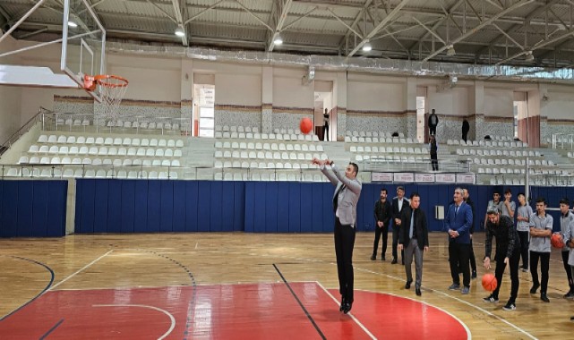 Kaymakam, öğrencilerle basketbol oynadı