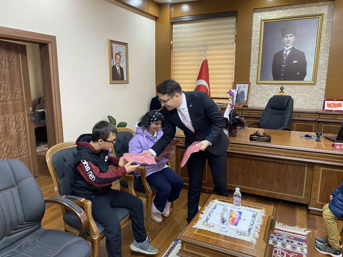 Özel çocukları hediyelerle sevindirdi