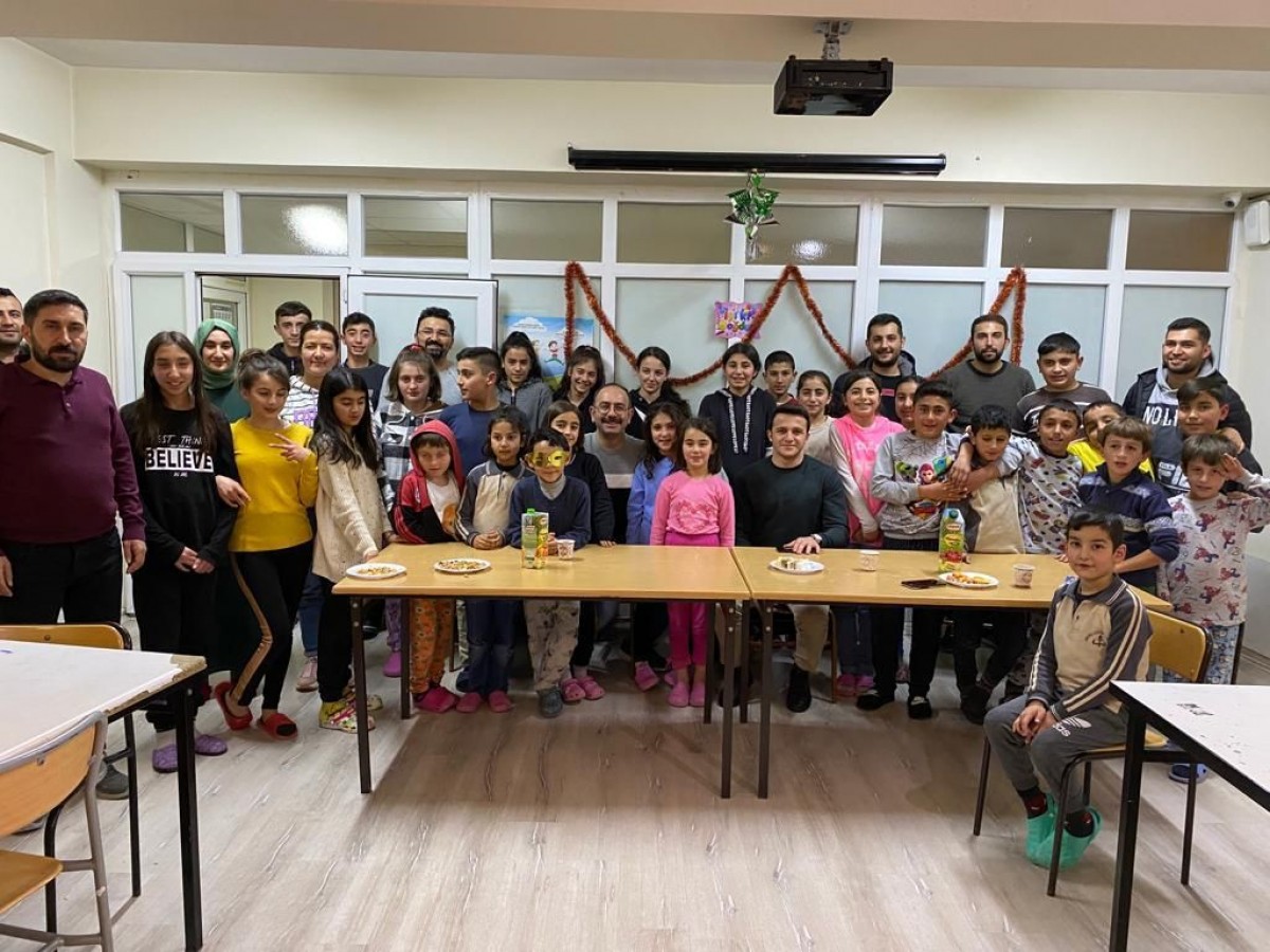 Pansiyonda kalan öğrencilere misafir oldu;