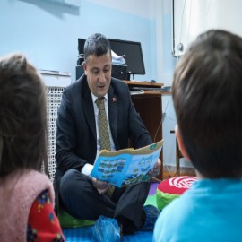 Miniklere hikaye kitabı okudu