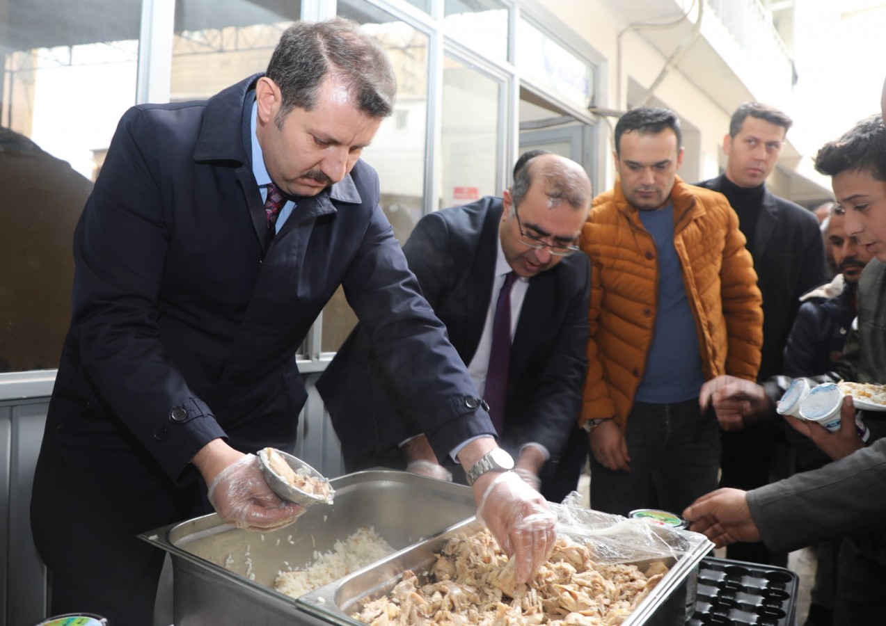 Vatandaşa tavuk-pilav ikram etti;