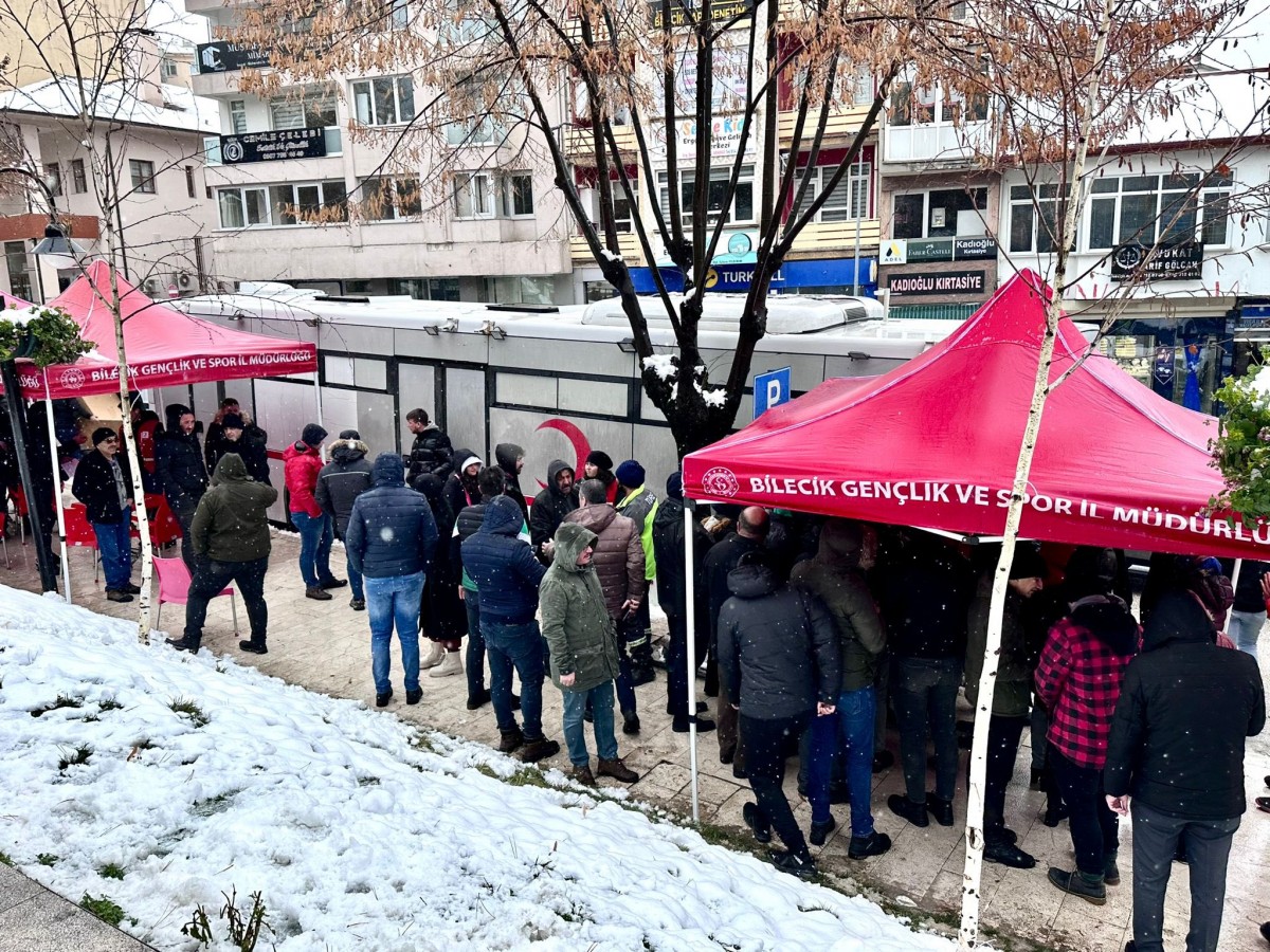 Kar altında kan bağışı kuyruğu;