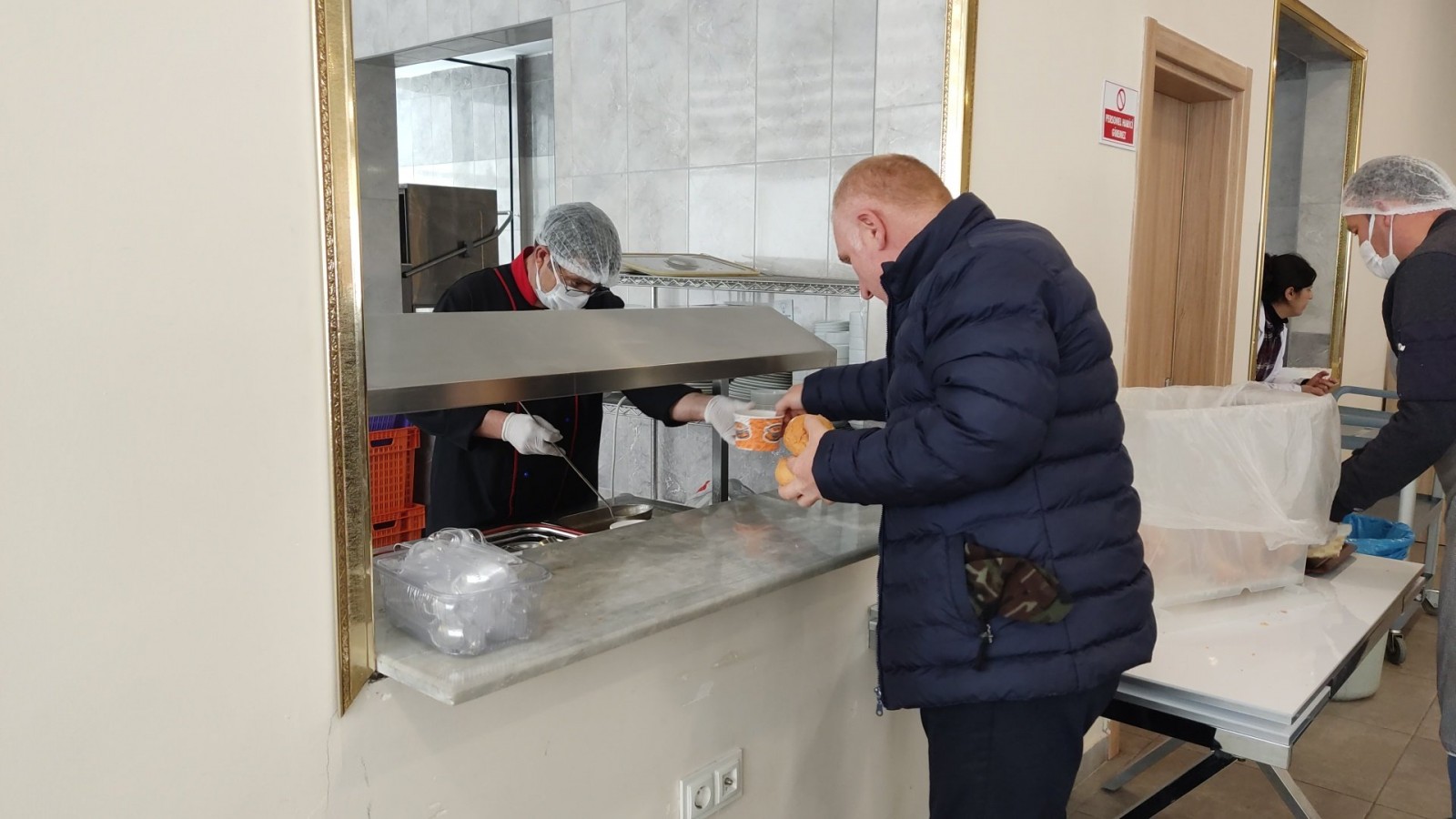 Yolda kalan sürücülere çorba ikramı