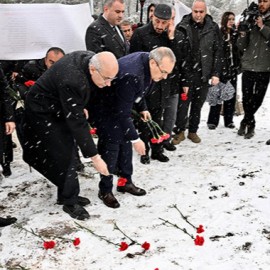 Malatya kaybettiklerine ağladı: Felaketin simgesine karanfil bıraktılar!