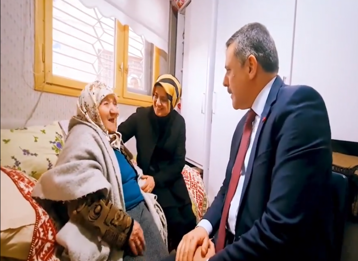 100 yaşındaki Aliye Nineyi iade-i ziyarete getirdi;