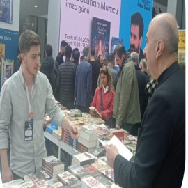 "Kitabın kokusunu içine çekmek kitapseverlerin vazgeçemeyeceği bir zevk"