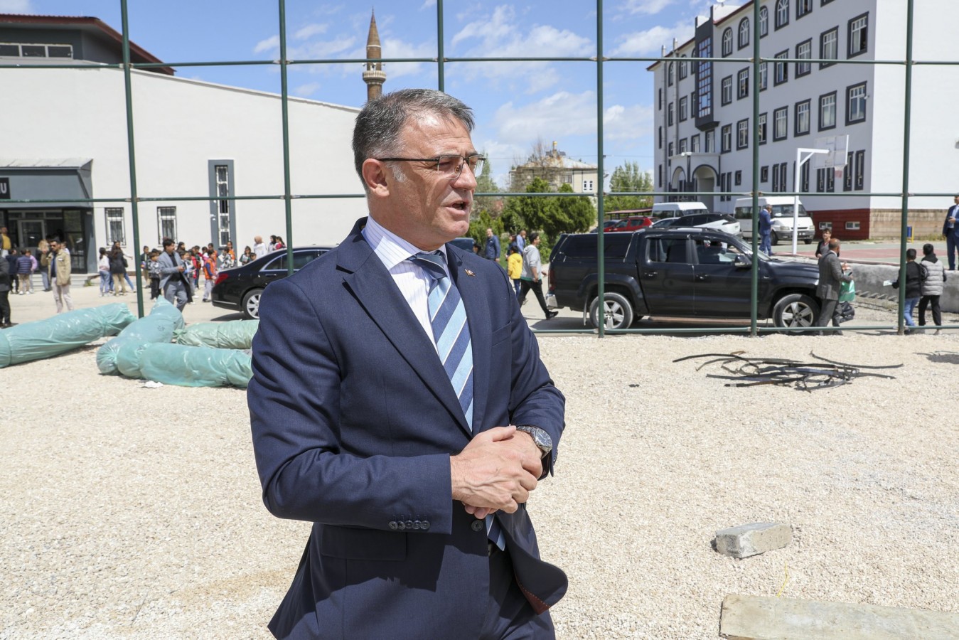 "Okullarımıza 75 halı saha yapıyoruz";