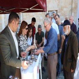 Vali Aslan, vatandaşlara aşure dağıttı