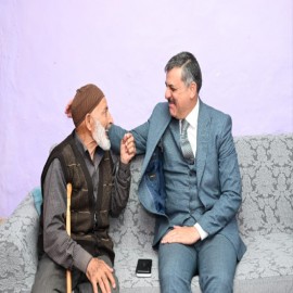 93 yaşındaki Latif amcanın hayır duasını aldı