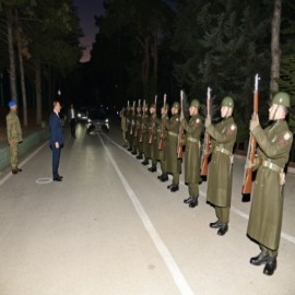 "Ordumuzun göz bebeği komandolarımızı Allah her daim korusun"