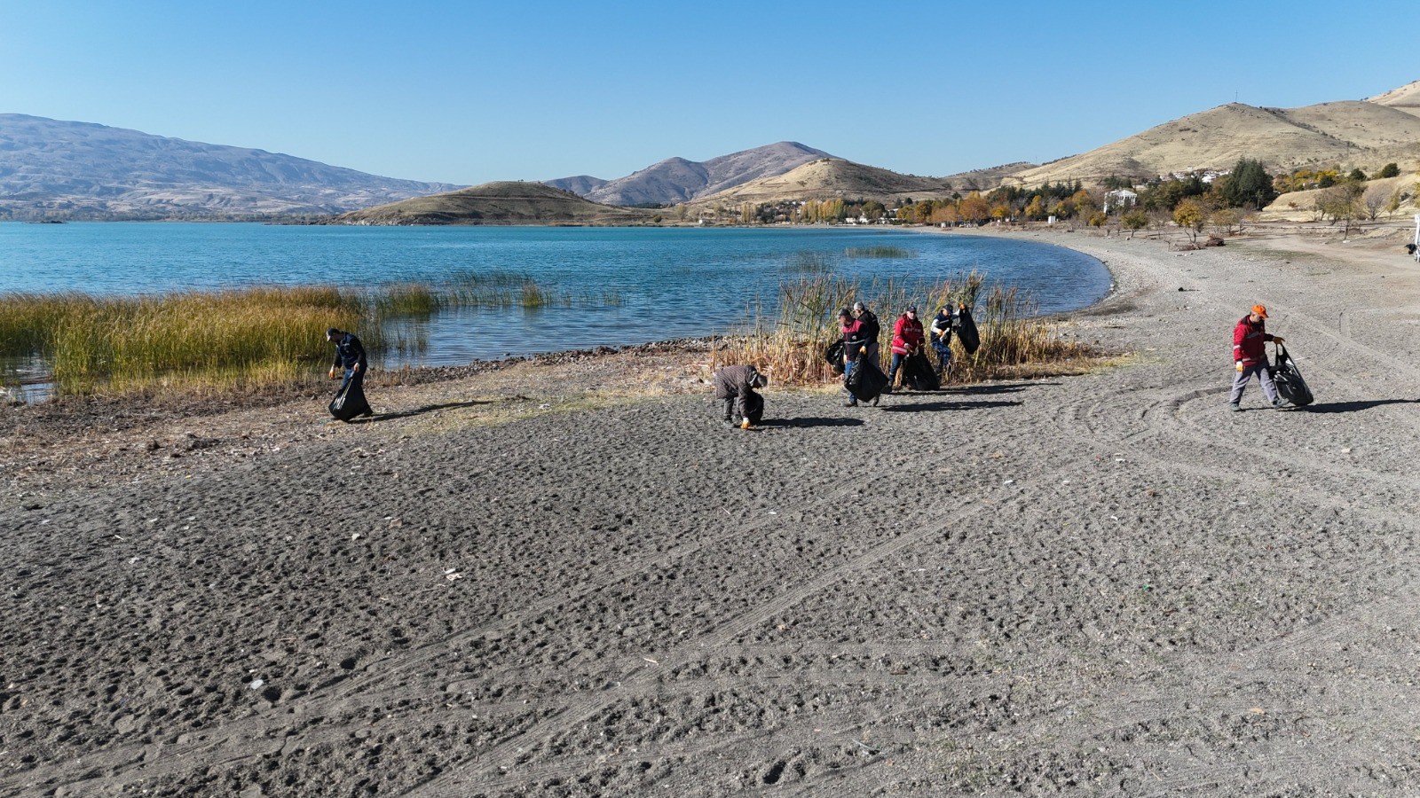 Hazar Gölü'nden 10 ton çöp toplandı;