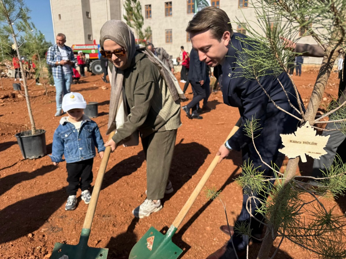 Eğil'de gelecek nesillere yeşil miras: Onlarca fidan toprakla buluşturuldu;