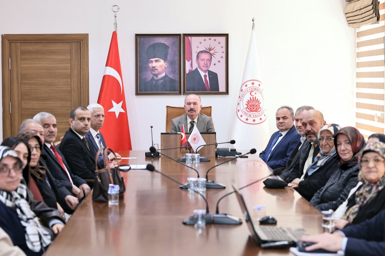 Vali Çalgan, yıkılan Hilal Apartmanı sakinleriyle bir araya geldi;