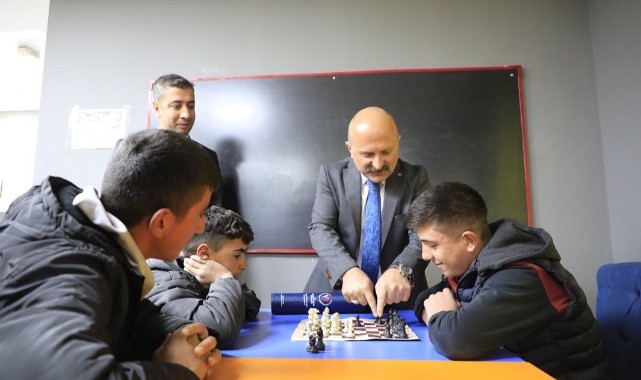 Gençlik Merkezi’nde gençlerle bir araya geldi