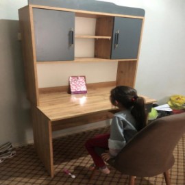 Okuldan eve dönünce ders çalışma masasıyla karşılaştılar