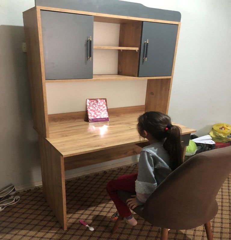 Okuldan eve dönünce ders çalışma masasıyla karşılaştılar