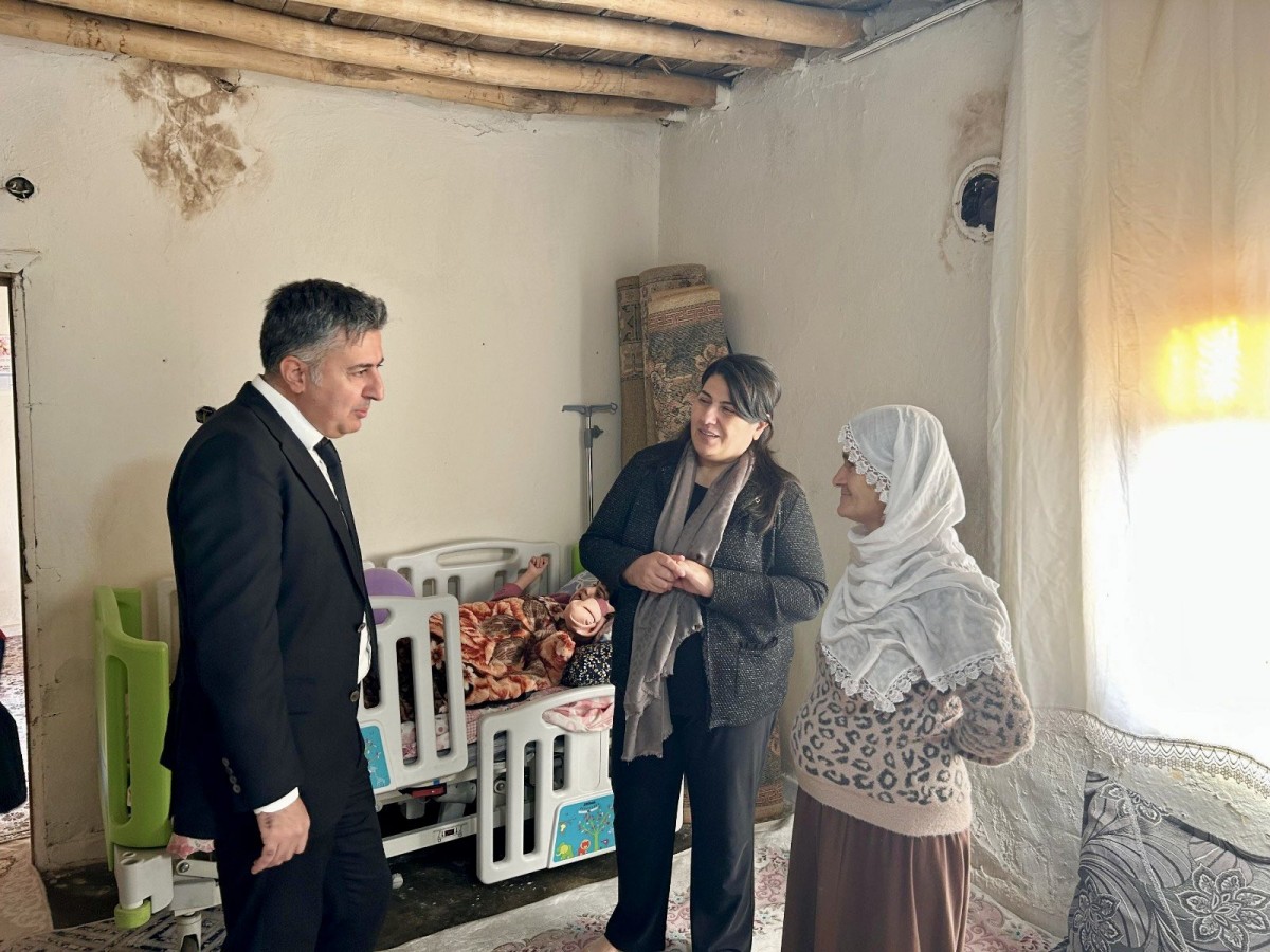 Vali Canalp'ın eşi Ayten Canalp, yatağa bağımlı çocukları ziyaret etti;